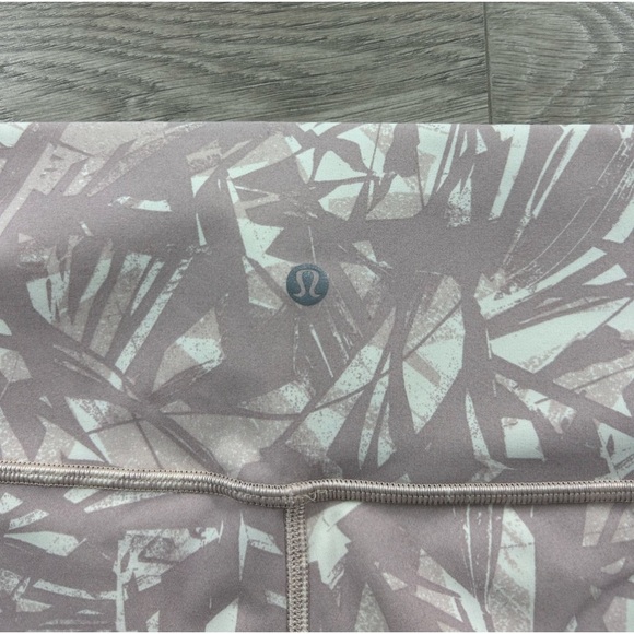 Lululemon Wunder Under Crop (High-Rise) *Full-On Luxtreme 21" Shadow Leaf Light - Picture 10 of 16